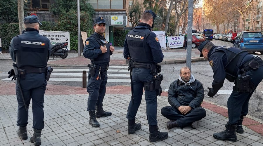 El veterano provida Jesús Poveda ejerce la resistencia pasiva contra el aborto en Madrid el día de los Santos Inocentes. Crédito: Nicolás de Cárdenas/ ACI Prensa
